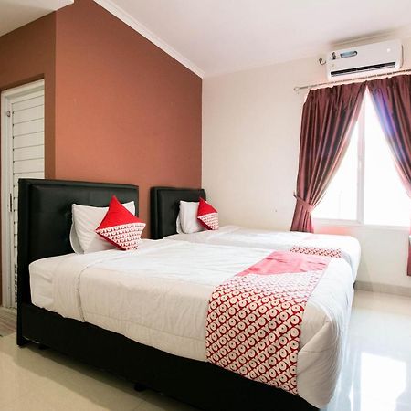 Hotel OYO 1975 Bale Ikite Makassar Esterno foto